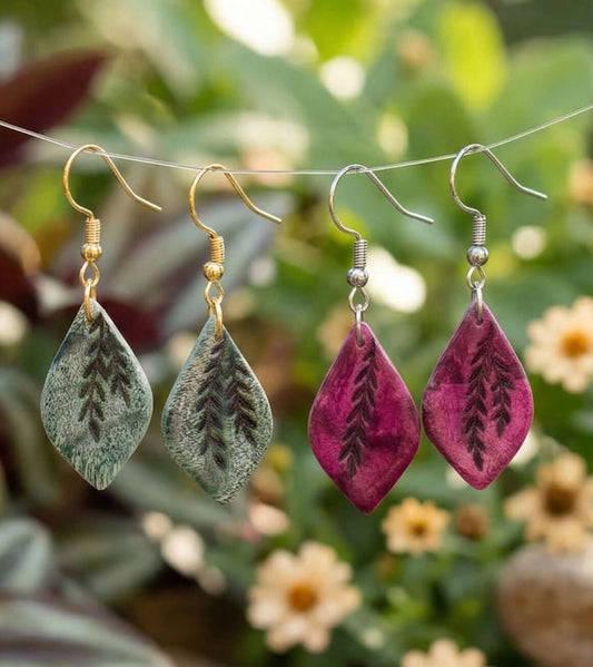 Holzohrringe - Blättertanz, elegante grüne und lila Ohrhänger mit Blättergravur, moderner Holzschmuck.