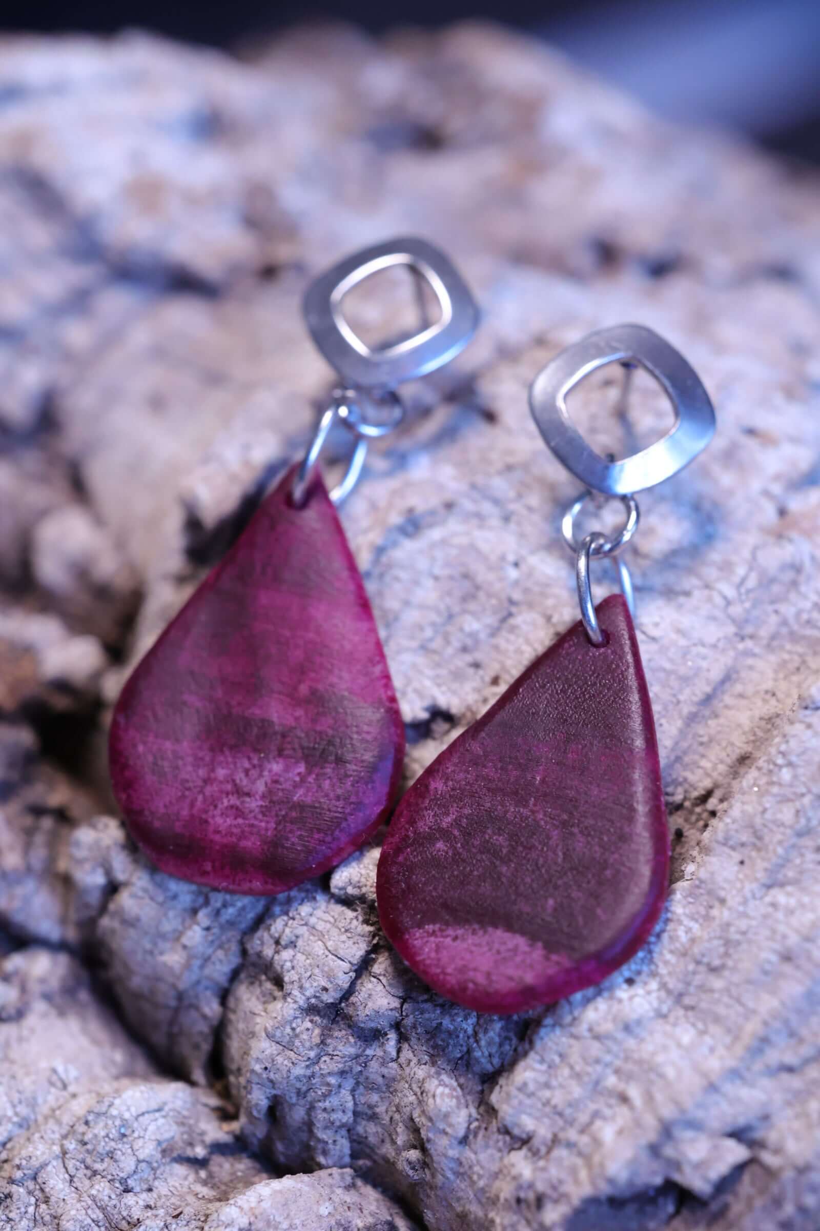 Holzohrringe - elegante Tropfen aus purer Natur mit Edelstahl-Details, modern und elegant.