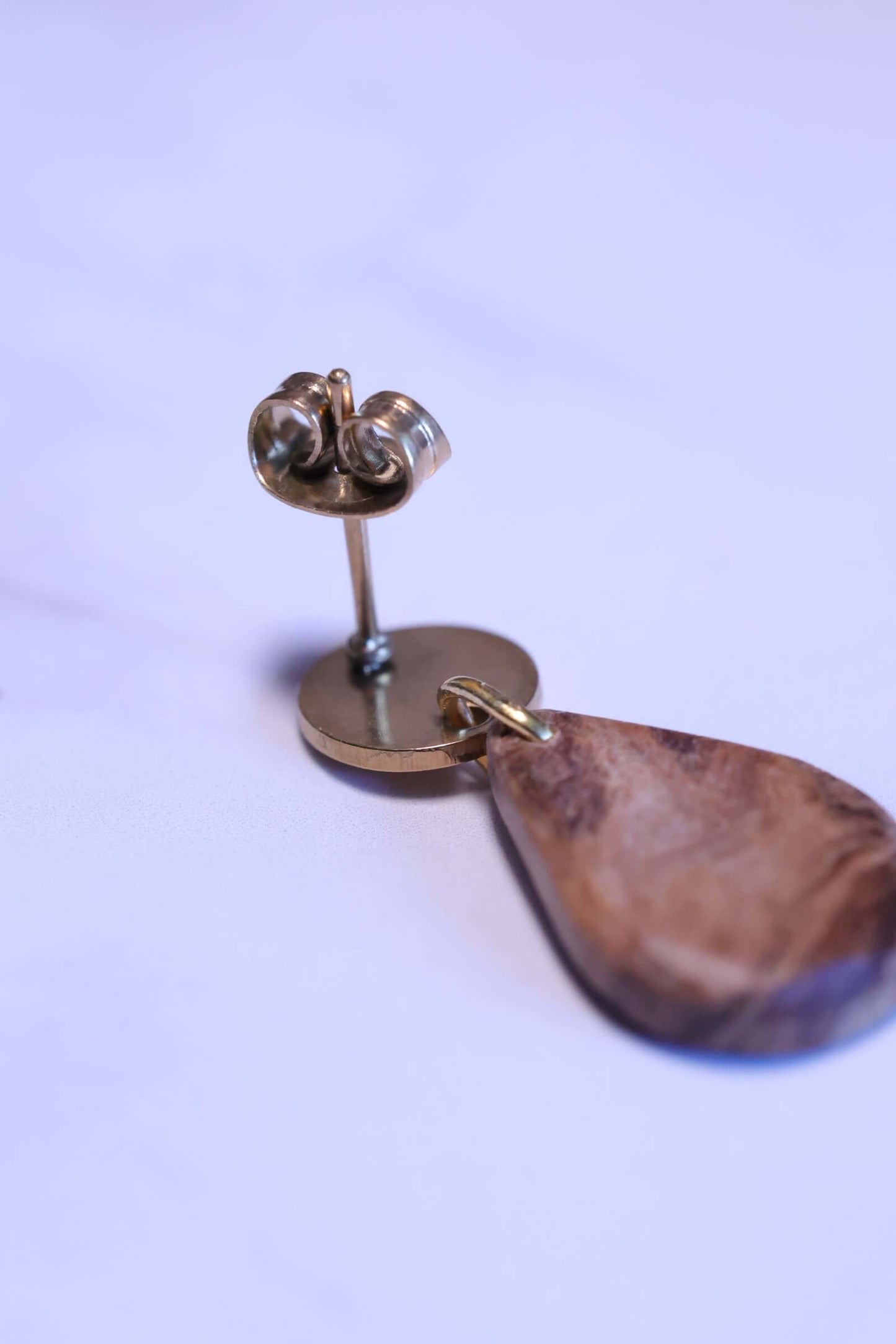 Holzohrringe - elegante Tropfen aus natürlichem Holz mit goldenen Elementen, modern und edelstahlfrei.