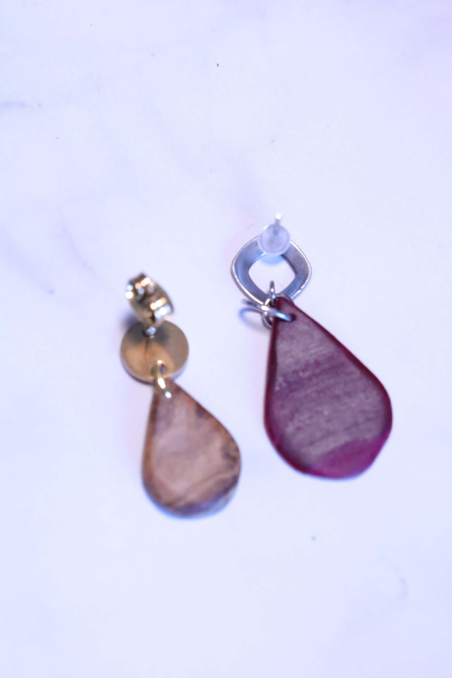 Holzohrringe - elegante Tropfen aus farblich stabilisiertem Holz, modern und elegant im Edelstahl-Design.