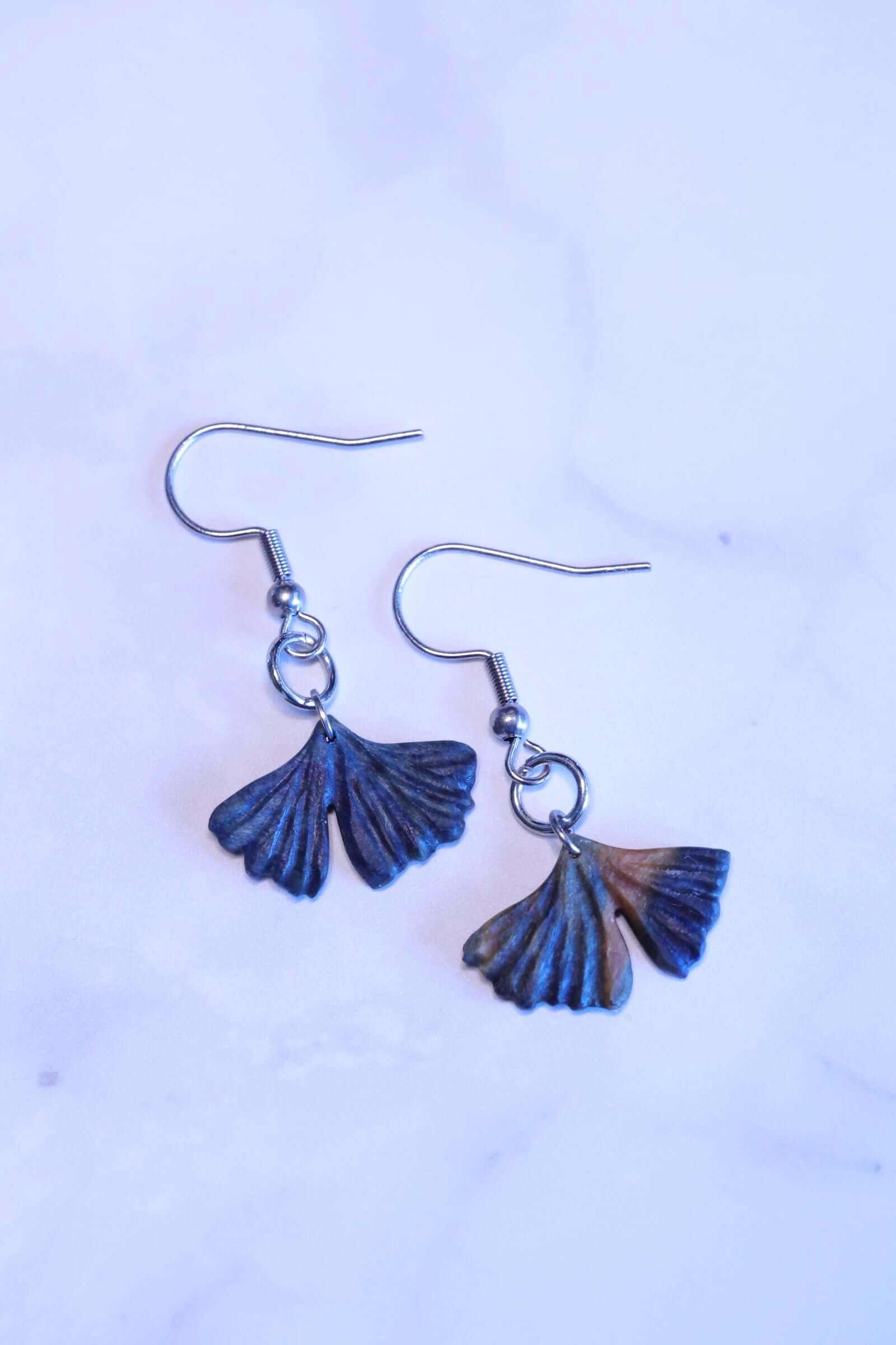 Holzohrringe - Ginkgo in zartem Design, modern und elegant, mit robustem Edelstahl-Haken.