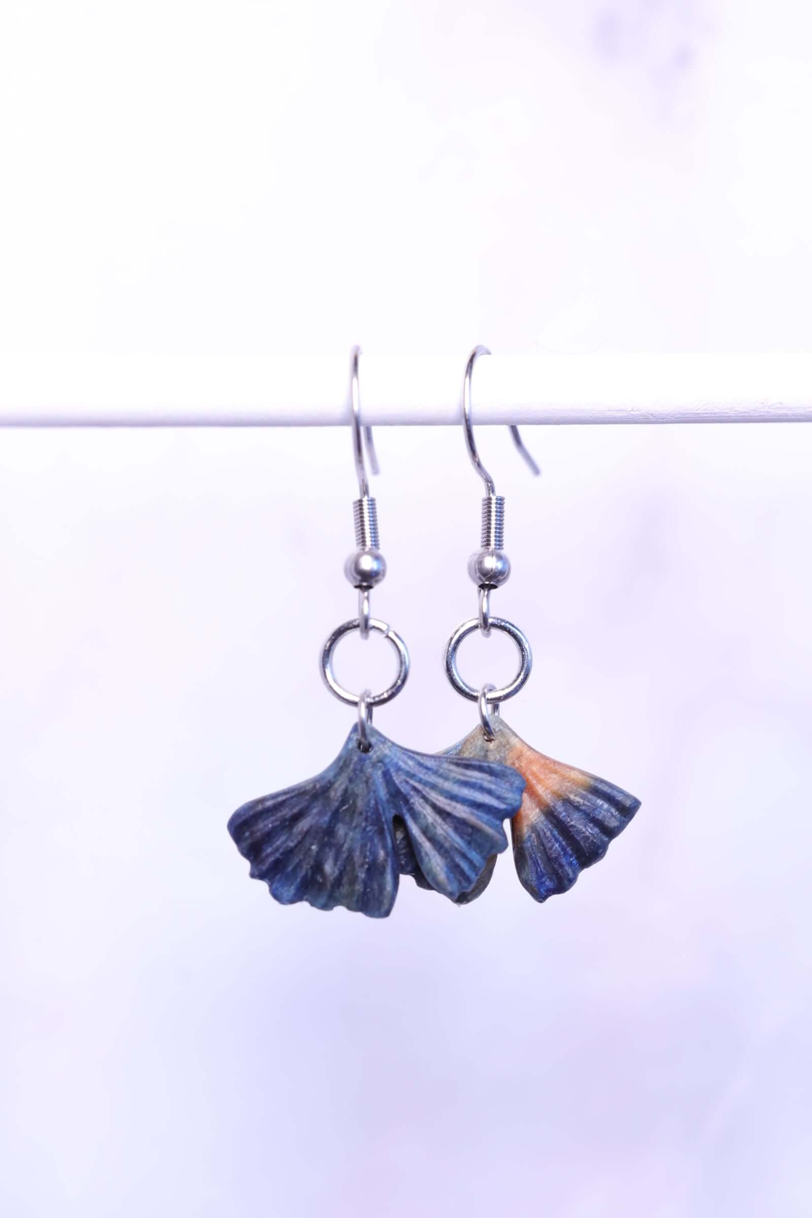 Holzohrringe - Ginkgo aus Holz, modern und elegant mit Edelstahlaufhängung, filigranes Ginkgoblatt-Design.