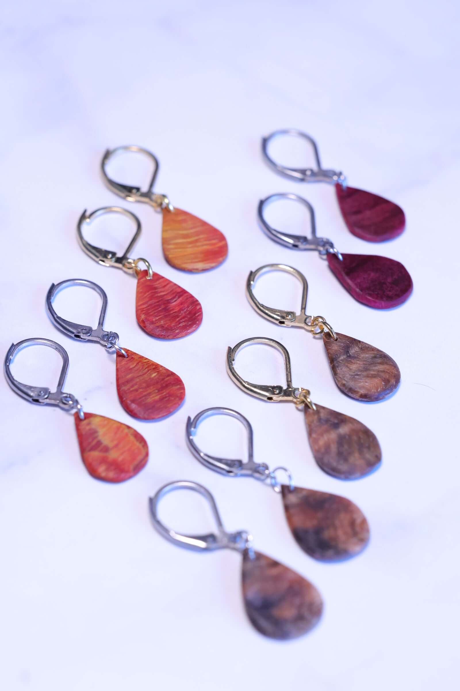 Holzohrringe - kleine Farbtupfer in verschiedenen Farben und Designs, handgefertigter Holzschmuck modern und elegant.