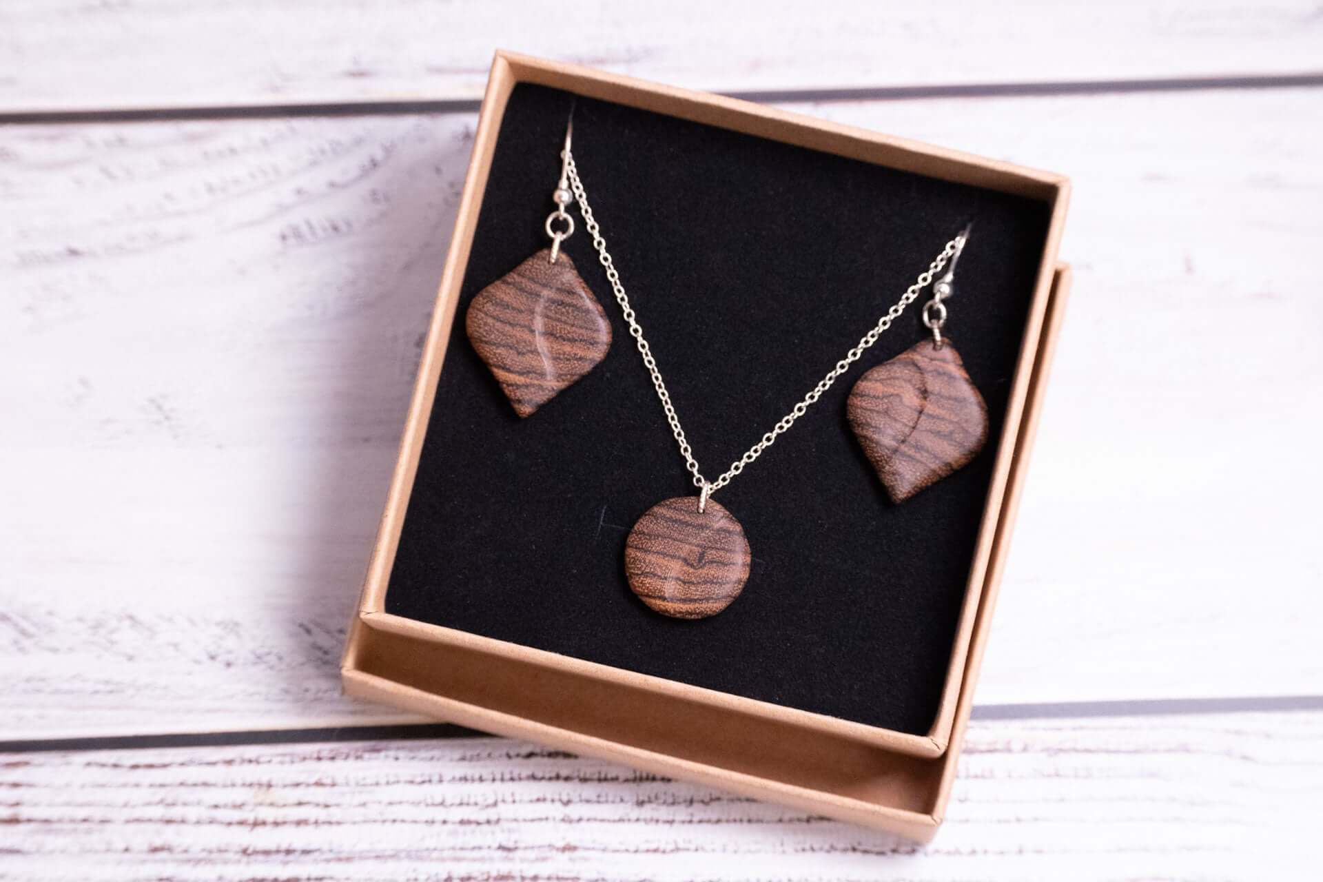 Schmuckset - Tigerauge aus handgefertigtem Holzschmuck mit modernem Design in Bocote.