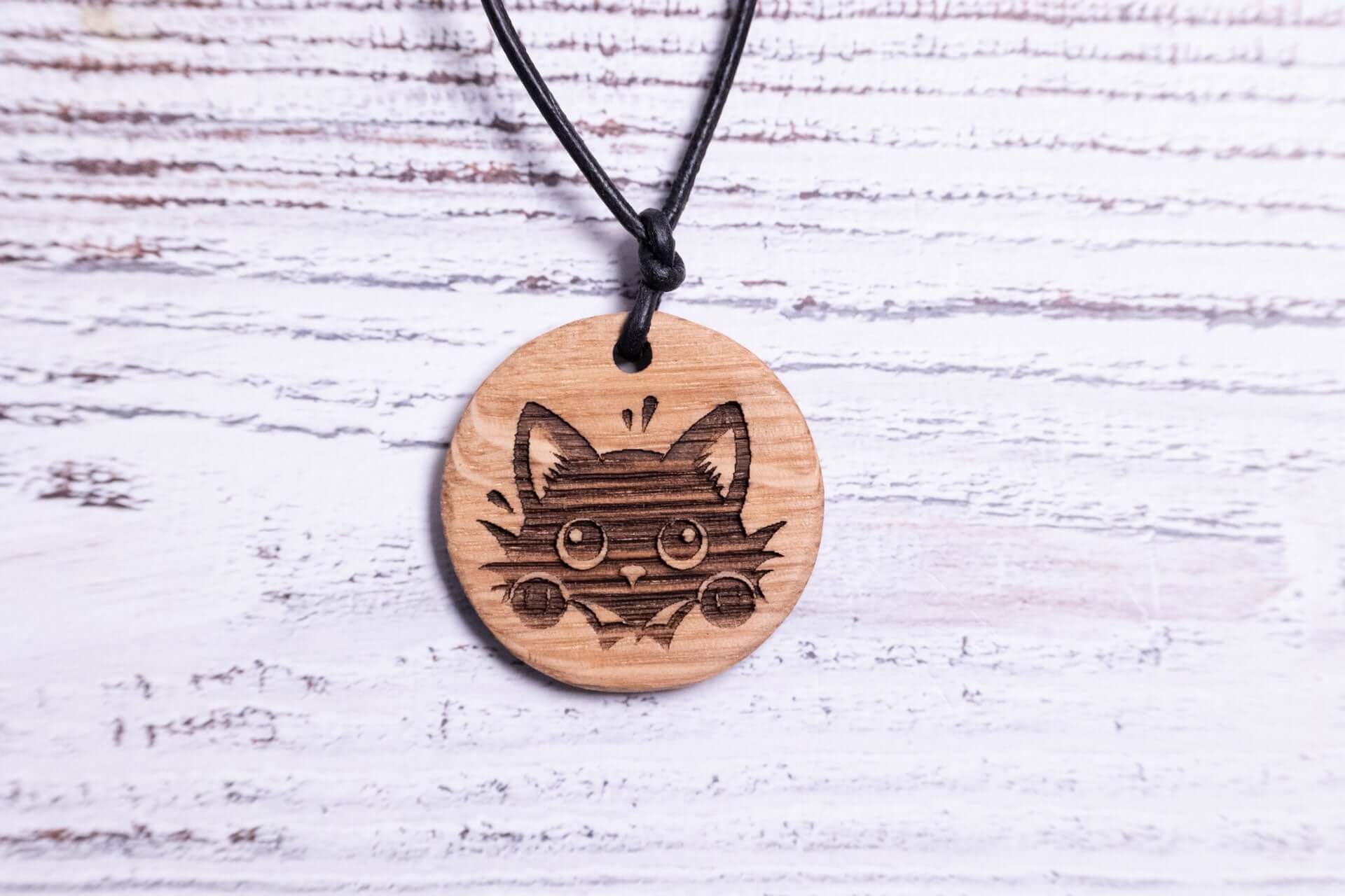 Holzkette mit Katze als Motiv