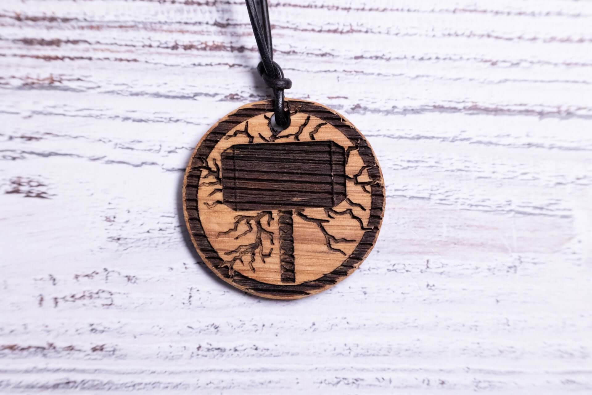 Holzkette mit Thors Hammer