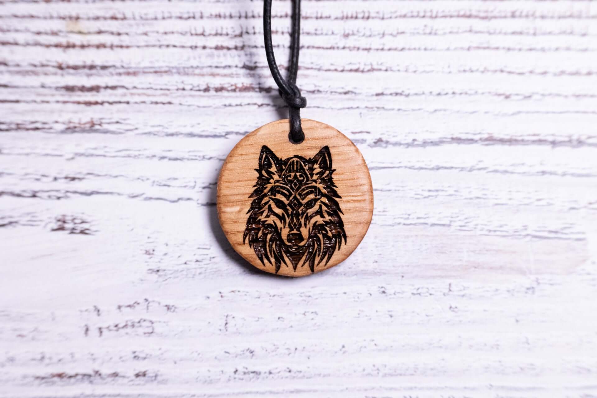 Holzkette mit Wolf als Motiv