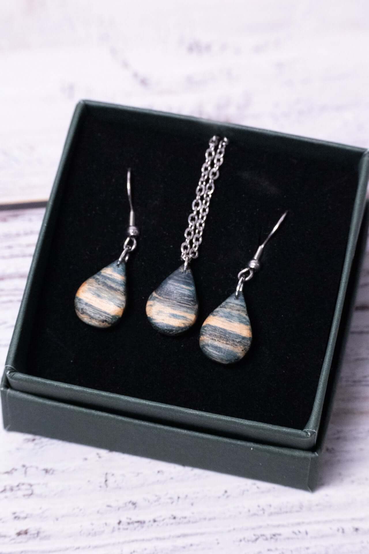 Küstenbrise Holzschmuck Set mit handgefertigten Ohrringen und einer modernen Halskette aus stabilisiertem Pappelholz.