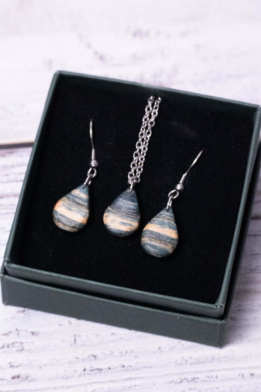 Küstenbrise Holzschmuck Set mit handgefertigten Ohrringen und einer modernen Halskette aus stabilisiertem Pappelholz.