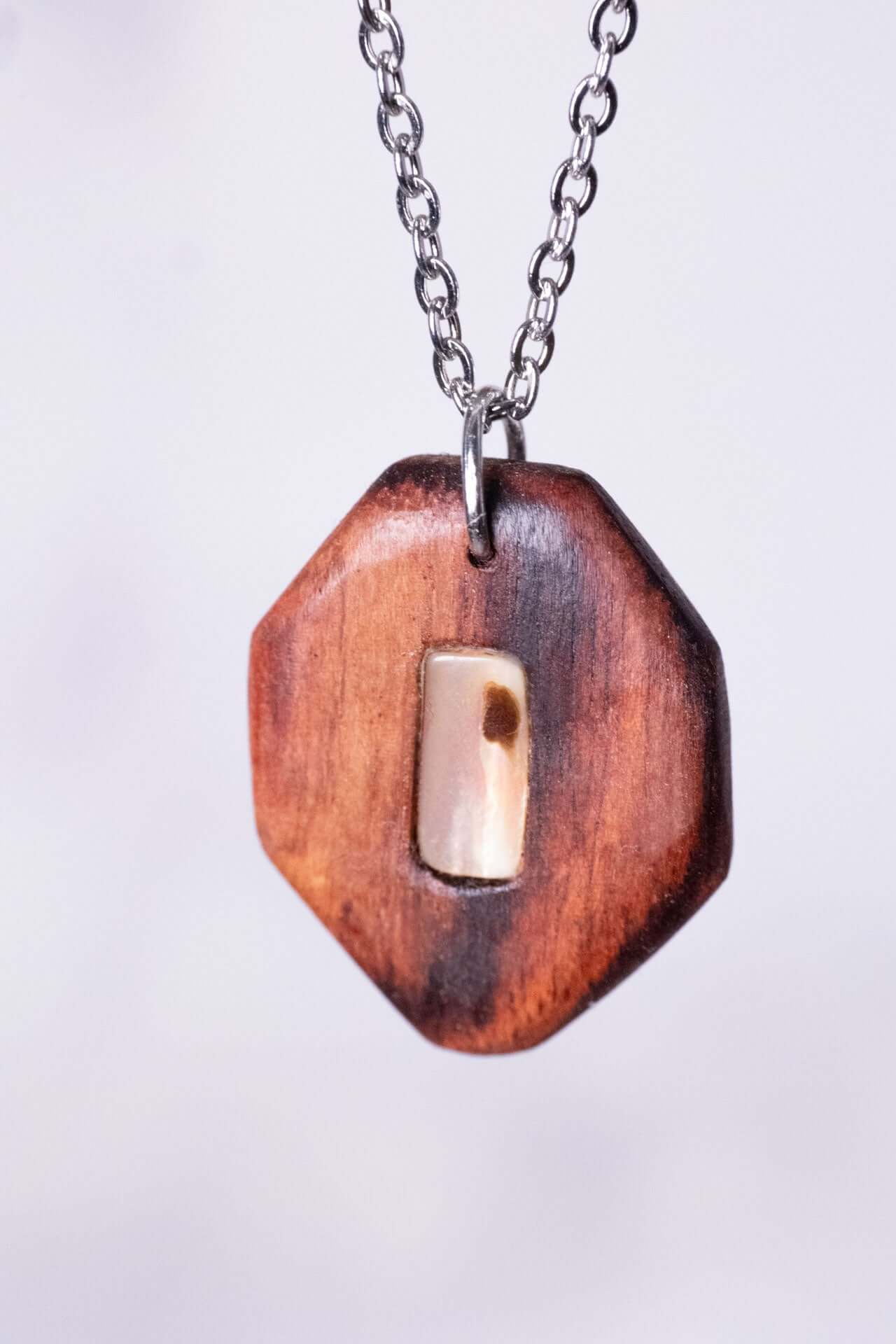 Schmuckset - Diamant des Waldes, handgefertigter Holzschmuck mit geometrischer Rautenform und Muschelfragment.