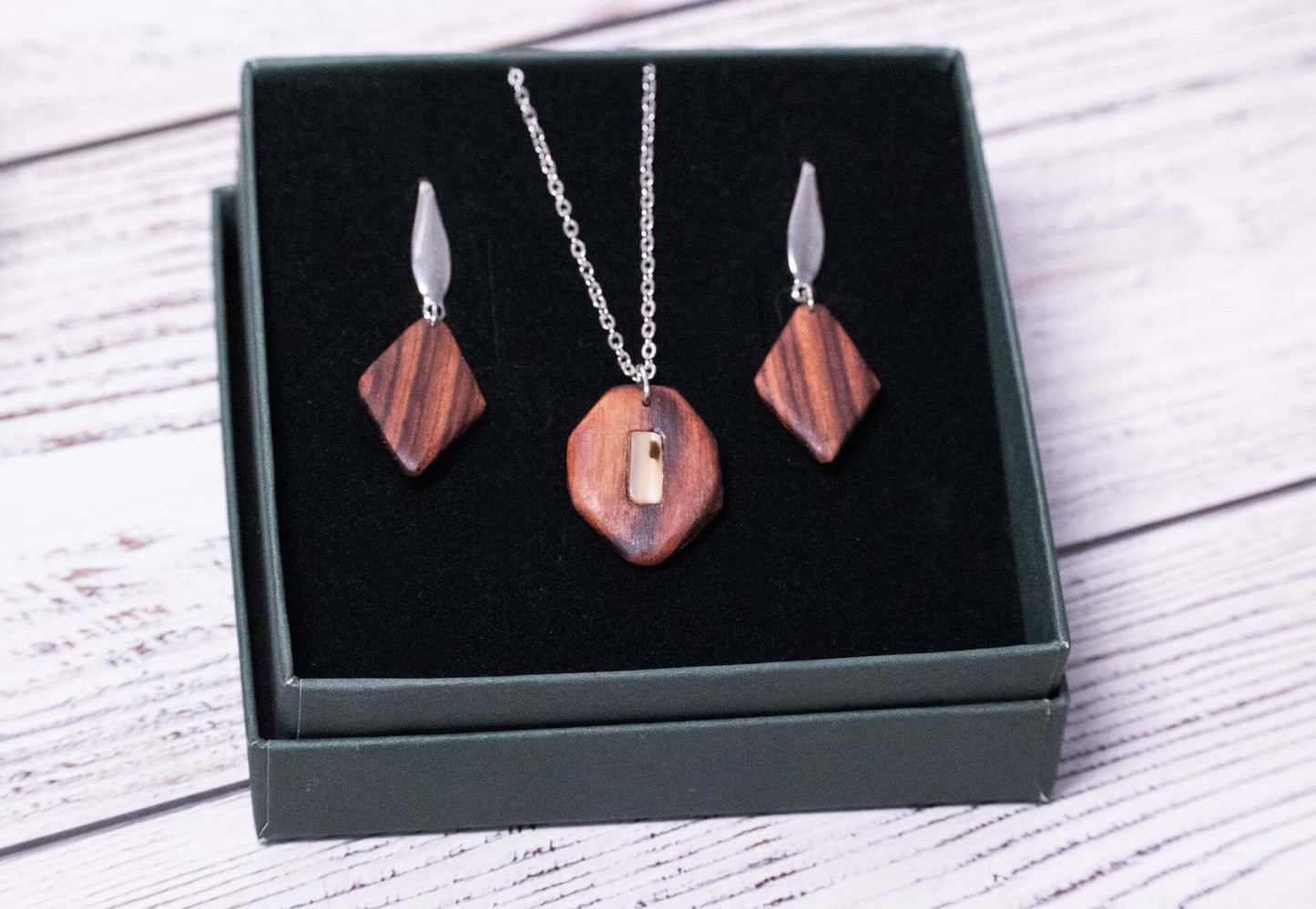 Schmuckset - Diamant des Waldes: handgefertigter Holzschmuck mit modernem Design und geometrischer Präzision.