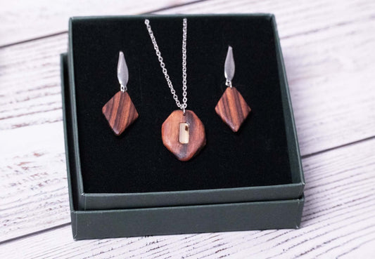 Schmuckset - Diamant des Waldes: handgefertigter Holzschmuck mit modernem Design und geometrischer Präzision.
