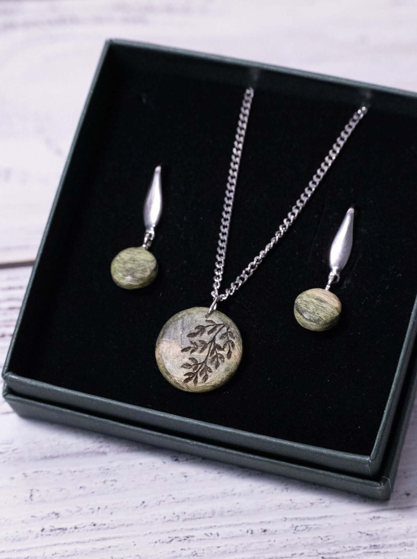 Schmuckset - Farn im grünen Wald, handgefertigt Holzschmuck mit botanischen Motiven in modernem Design.
