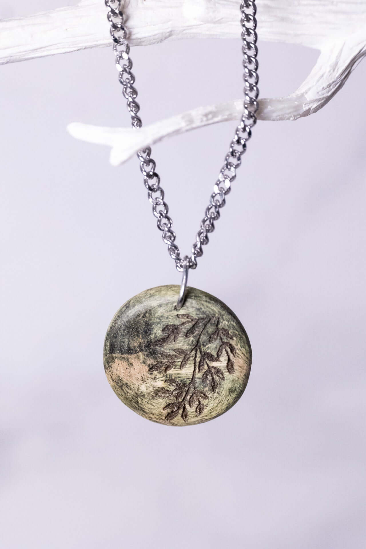 Schmuckset - Farn im grünen Wald aus stabilisiertem Holz mit filigranem Motiv und moderner Kette.