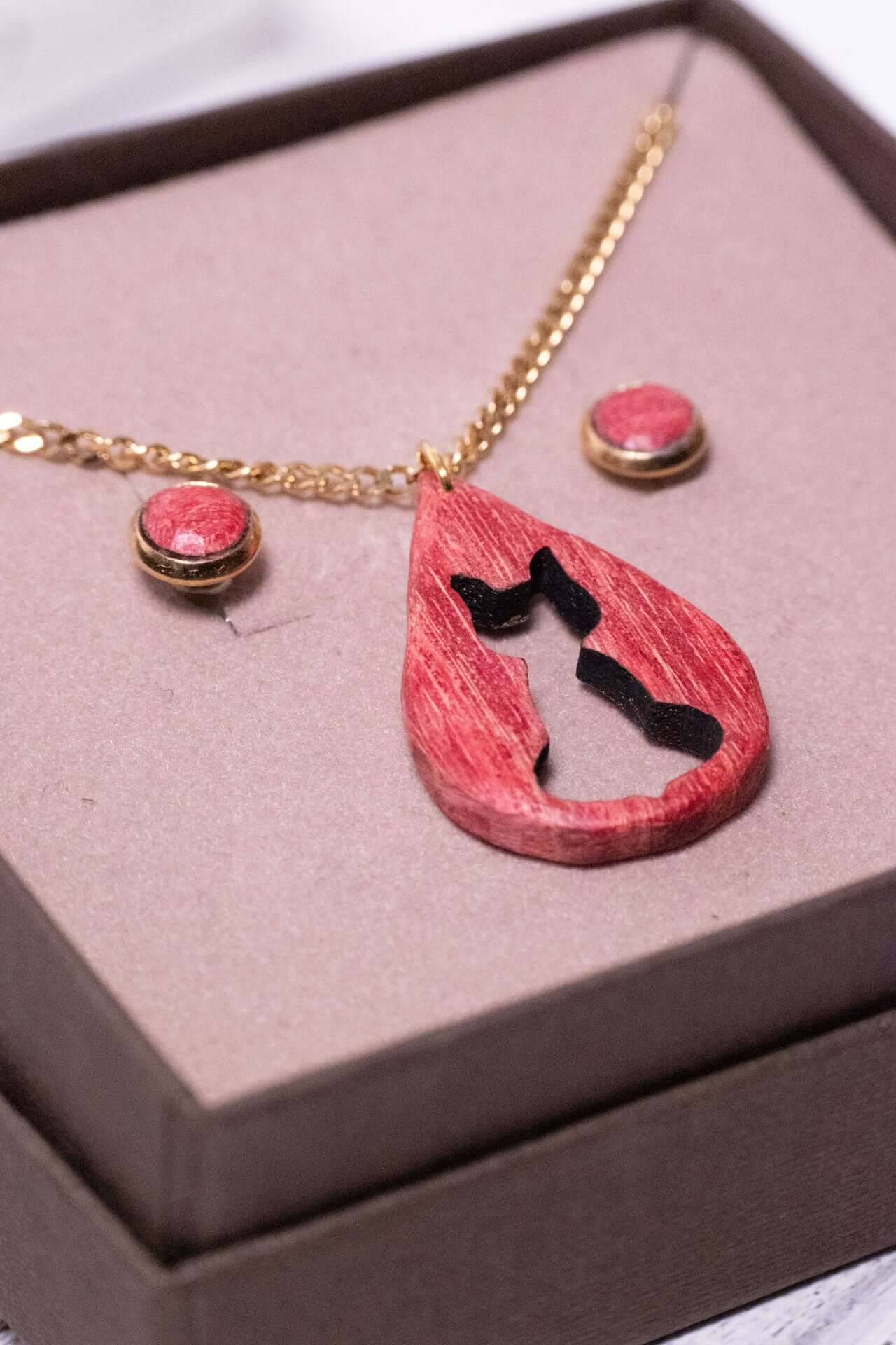 Schmuckset - Samtpfote: handgefertigter Holzschmuck mit modernem Katzenmotiv in rotem Pappelholz.