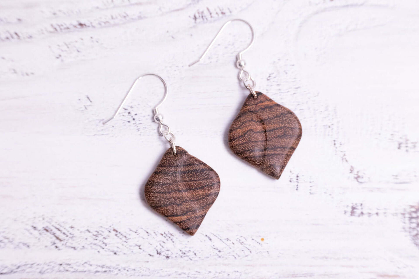 Schmuckset - Tigerauge: Handgefertigte Holzschmuck Ohrhänger aus Bocote mit modernem, elegantem Design.
