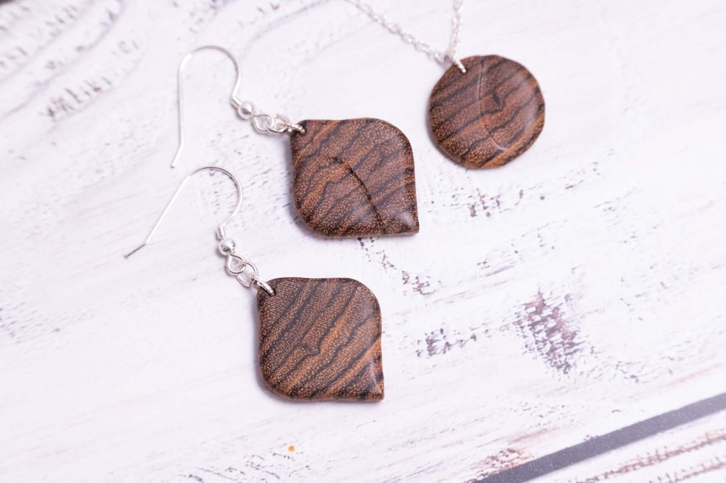 Schmuckset - Tigerauge, handgefertigter Holzschmuck mit modernem Design aus Bocote, bestehend aus Ohrhängern und Anhänger.