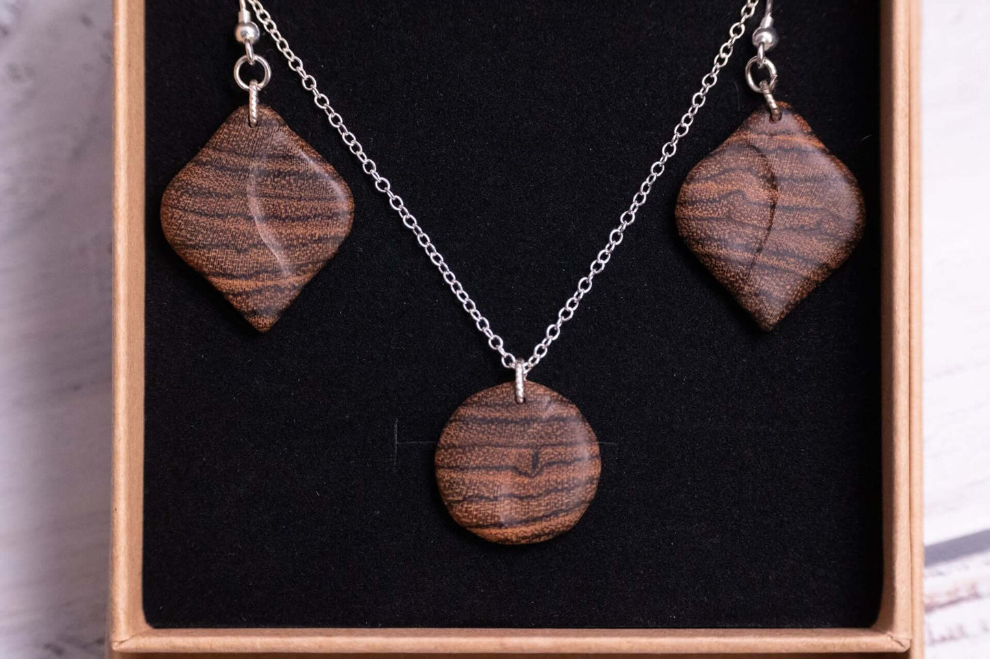 Schmuckset - Tigerauge aus Holzschmuck, handgefertigt, modern mit runden und rautenförmigen Anhängern.
