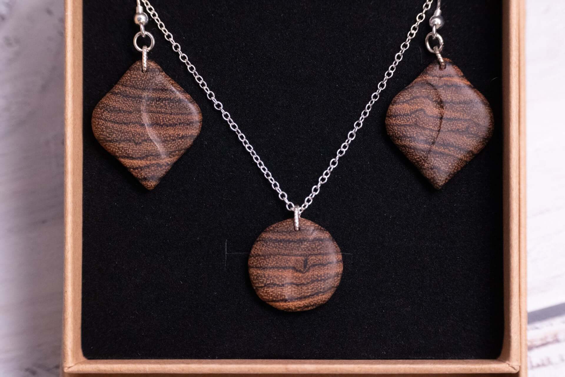 Schmuckset - Tigerauge aus Holzschmuck, handgefertigt, modern mit runden und rautenförmigen Anhängern.