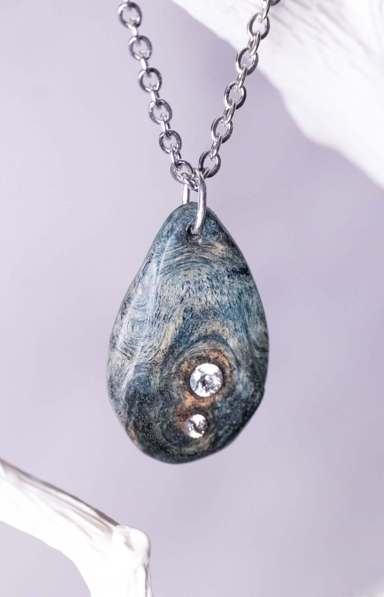 Holzkette aus blauem stabilisiertem Holz mit Zirkonia Sternchen