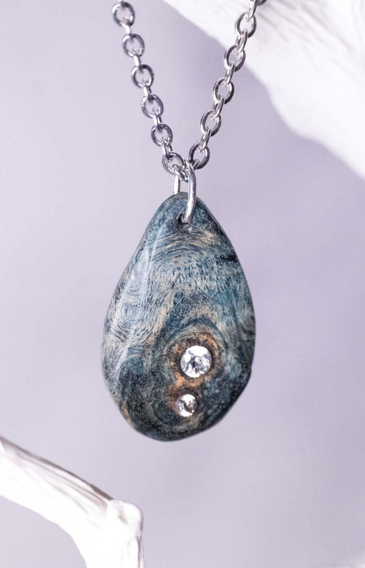 Holzkette aus blauem stabilisiertem Holz mit Zirkonia Sternchen