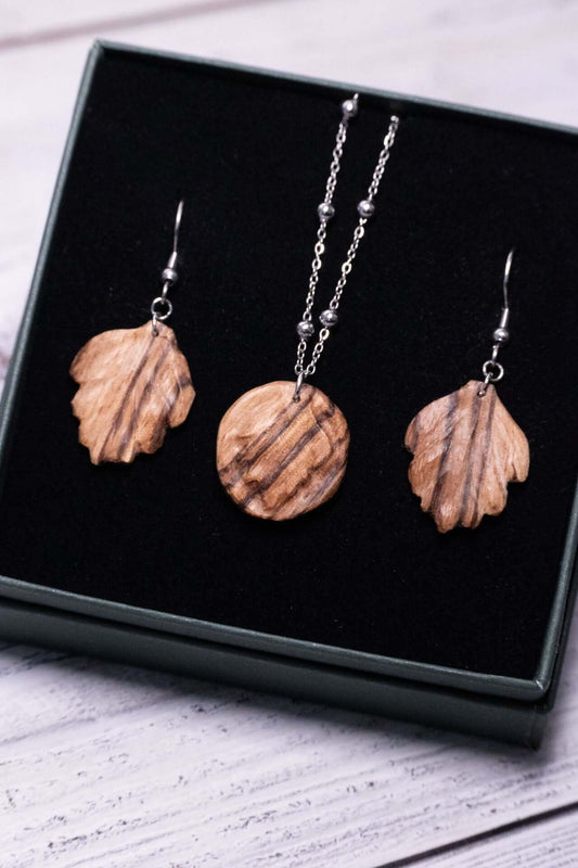 Zebrano - Linienspiel: Handgefertigter Holzschmuck mit eleganten Blattformen und Edelstahlkette.